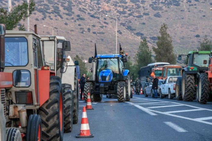 Αγρότες: Συνεχίζονται οι κινητοποιήσεις – 25 μπλόκα σε όλη τη χώρα, συμβολικοί αποκλεισμοί δρόμων