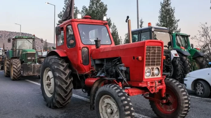 Οι αγρότες προχώρησαν σε συμβολικό αποκλεισμό δρόμων στη δυτική Μακεδονία