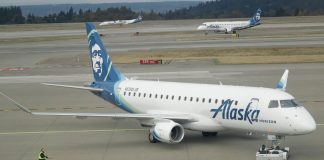 ΗΠΑ: Πανικός σε αεροσκάφος της Alaska Airlines: Αεροσυνοδός έριχνε γροθιές σε επιβάτη που τραβούσε τα μαλλιά μίας γυναίκας (video)