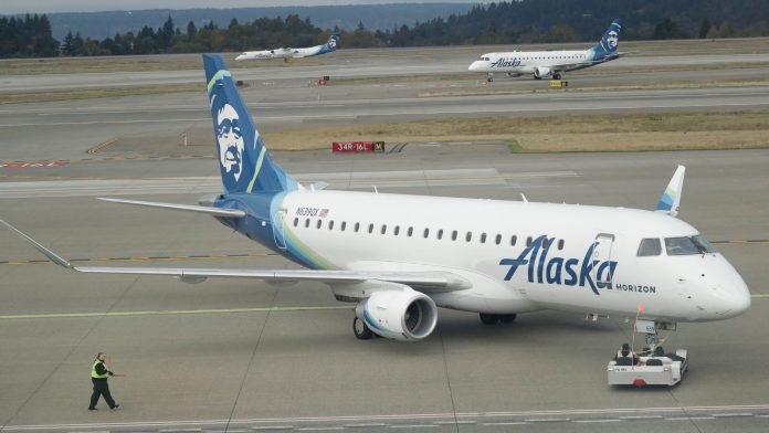 ΗΠΑ: Πανικός σε αεροσκάφος της Alaska Airlines: Αεροσυνοδός έριχνε γροθιές σε επιβάτη που τραβούσε τα μαλλιά μίας γυναίκας (video)