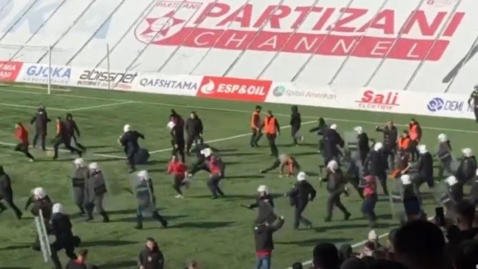 Αλβανία: Άγρια επεισόδια μεταξύ οπαδών και αστυνομίας στον αγώνα Παρτιζάνι-Τίρανα