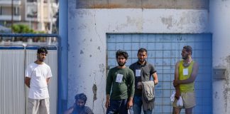 Η Γερμανία μας επιστρέφει προσφύγες ενόψει εκλογών ενώ η Ελλάδα διεξάγει «επιχείρηση σκούπα»