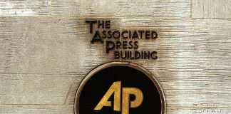 Το Associated Press μήνυσε την κυβέρνηση Τραμπ μετά τον αποκλεισμό από τον Λευκό Οίκο και το προεδρικό αεροσκάφος