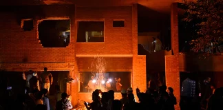 Διαδηλωτές κατέστρεψαν το σπίτι της πρώην πρωθυπουργού στο Μπαγκλαντές