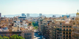 Η Βαρκελώνη κόντρα στις επιπτώσεις του υπερτουρισμού – Ο δήμος αγοράζει πολυκατοικία για να αποτρέψει έξωση ενοικιαστών