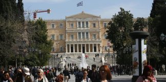 Διπλό εκτροχιασμό δείχνουν τα γκάλοπ για κυβέρνηση και αντιπολίτευση