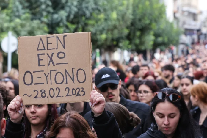 Τέμπη: Το Μαξίμου παίζει επικίνδυνο παιχνίδι με τη δημοκρατία