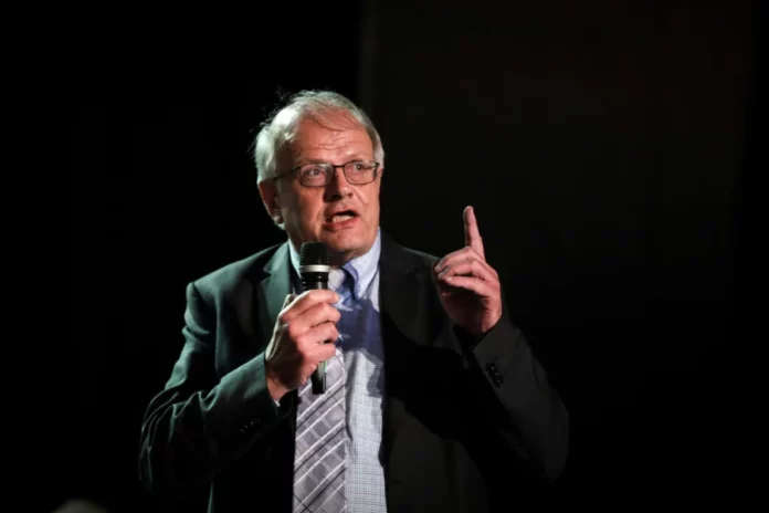 Ο Τσελέντης έβγαλε στη «σέντρα» τον Συνολάκη – «Βολεύονται και τα βαφτιστήρια»