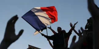 Τα τεστ για την άδεια παραμονής στη Γαλλία είναι τόσο δύσκολα που δεν τα περνούν ούτε οι Γάλλοι