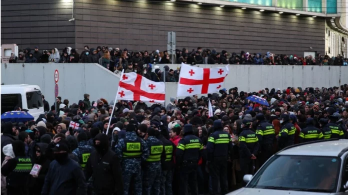 Η ΕΕ καταδικάζει την σύλληψη δύο ηγετών της αντιπολίτευσης στη διάρκεια διαδήλωσης στη Γεωργία