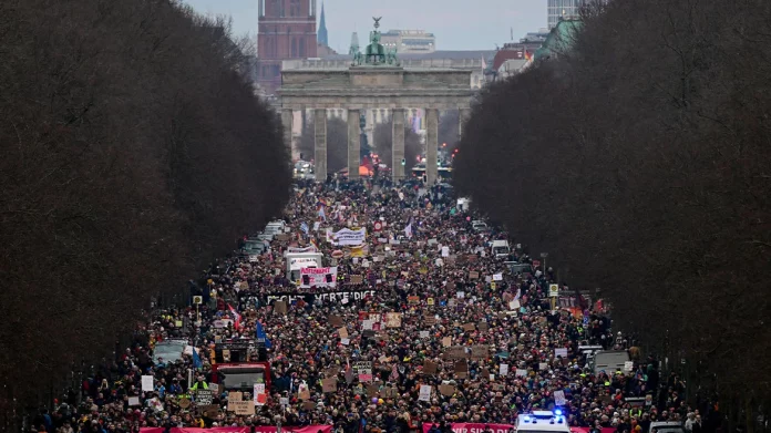 Χιλιάδες διαδηλωτές στο Βερολίνο κατά της ακροδεξιάς – Ο Μερτς απηύθυνε έκκληση για ειρηνικές διαμαρτυρίες