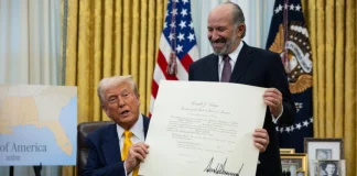 «Χρυσές κάρτες Τραμπ» για μόνιμη διαμονή στις ΗΠΑ έναντι 5 εκατομμυρίων δολαρίων