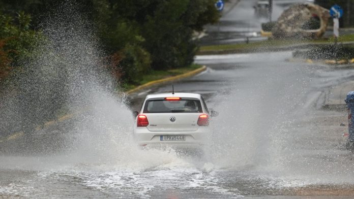 Άργος: Οι δρόμοι μετατράπηκαν σε ορμητικά ποτάμια από την καταιγίδα