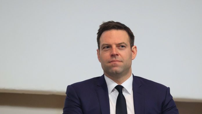 Κίνημα Δημοκρατίας για την παραίτηση Τσελέντη: «Σοβαρά ερωτήματα για κυβερνητικές παρεμβάσεις»