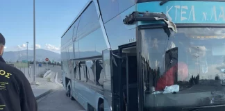 Αναστάτωση σε ΚΤΕΛ που εκτελούσε δρομολόγιο Αθήνα – Λάρισα: Έσκασε λάστιχο και προσέκρουσε σε μπάρες