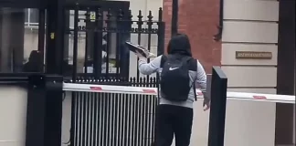 Επίθεση με μαχαίρι σε άνδρα που έκαιγε το Κοράνι έξω από την τουρκική πρεσβεία στο Λονδίνο