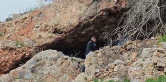 Θρίλερ στη Βούλα: Νεκρή γυναίκα έξω από απόκρημνη σπηλιά στο κοιμητήριο