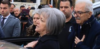 Βασίλης Καλογήρου: Ο διάλογος της μητέρας του με τη Μαρία Καρυστιανού – “Εσείς το πήρατε καμένο, εγώ το πήρα φαγωμένο”