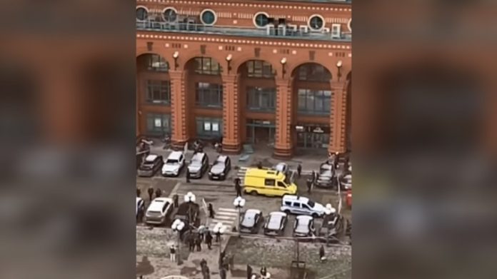Έκρηξη με ένα νεκρό στην είσοδο πολυκατοικίας με πολυτελή διαμερίσματα στη Μόσχα