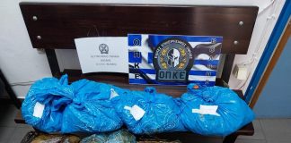 Θεσσαλονίκη: Δεν σταμάτησαν σε σήμα αστυνομικών και πέταξαν οκτώ σακούλες με κάνναβη από το όχημα