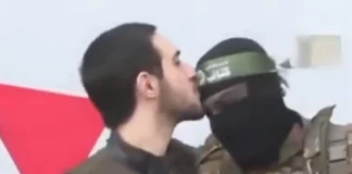 Μέση Ανατολή: Ισραηλινός όμηρος φιλάει άντρες της Χαμάς κατά την απελευθέρωσή του – Δείτε βίντεο