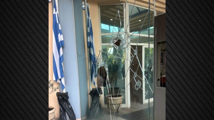 Επίθεση αναρχικών σε κτίριο της Περιφέρειας Αττικής στην Ελευσίνα – Δείτε φωτογραφίες