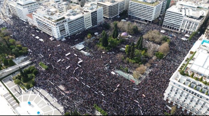 Τέμπη: Ανοιχτή σύγκρουση της κυβέρνησης με την κοινωνία στις μεγαλειώδεις συγκεντρώσεις – Παραίτηση Μητσοτάκη ζητά η αντιπολίτευση