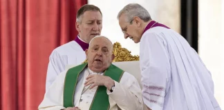 O Πάπας Φραγκίσκος διέκοψε την ομιλία του στην πλατεία του Αγίου Πέτρου λόγω βρογχίτιδας