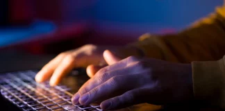 Συνελήφθησαν δύο 16χρονοι για πορνογραφία ανηλίκων – Έφτιαχναν ψεύτικες γυμνές φωτογραφίες συμμαθητριών τους με AI