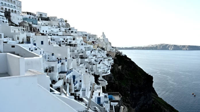 Συνεχίζονται οι ισχυρές δονήσεις στη Σαντορίνη: «Έχουμε δρόμο, δεν υπάρχει ύφεση», λέει ο Τσελέντης
