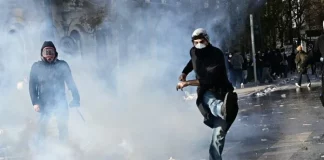 Τραυματισμός δημοσιογράφου του ΑΝΤ1 σε ζωντανή σύνδεση – Επίθεση και σε συνεργείο του ALPHA