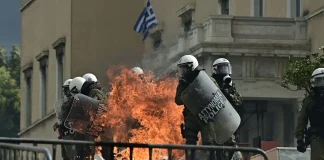 Σύνταγμα: Επιθέσεις κουκουλοφόρων παρακρατικών στη Βουλή!