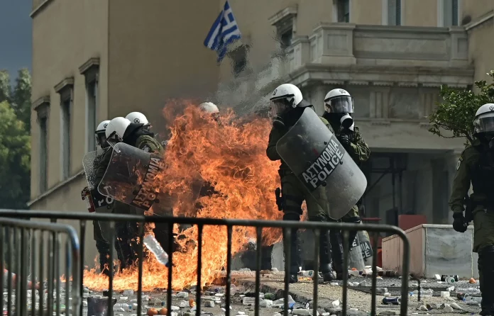 Σύνταγμα: Επιθέσεις κουκουλοφόρων παρακρατικών στη Βουλή!