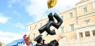 Διαδηλωτές επέστρεψαν στο Σύνταγμα μετά τα επεισόδια – Ζητούν να τους αφήσουν να διαμαρτυρηθούν ειρηνικά