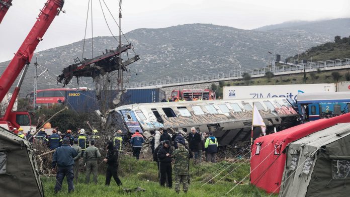 Συγγενείς θυμάτων των Τεμπών: Να μην κλείσει η ανάκριση αν δεν ελεγχθεί η γνησιότητα των βίντεο και δεν κατατεθούν τα πορίσματα
