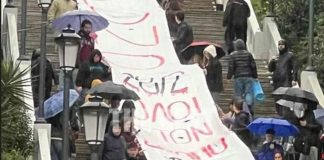 Πάτρα: Φοιτητές ύψωσαν πανό στην μνήμη των 57 νεκρών των Τεμπών (Photos/Videos)