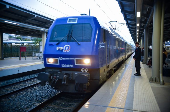 Απέκρυψαν νέο εκτροχιασμό τρένου! Γερανοδρεζίνα “έχασε” φρένα και κινητήρα και εκτροχιάστηκε βαγόνι