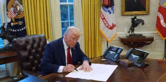 Ο Τραμπ υπέγραψε τα εκτελεστικά διατάγματα για την επιβολή τελωνειακών δασμών στον χάλυβα και στο αλουμίνιο