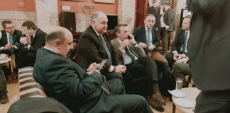 Το «πηγαδάκι» του Τριαντόπουλου στη Βουλή μετά τη δήλωση για την παραίτησή του