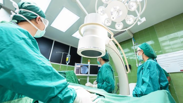 Με ρυθμούς χελώνας τα απογευματινά δωρεάν χειρουργεία στα δημόσια νοσοκομεία – Γιατί καθυστερούν