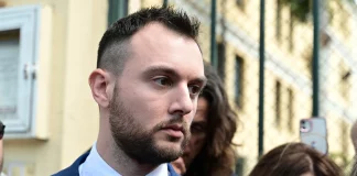 Πανό για τα Τέμπη άνοιξε στη Βουλή ο βουλευτής Κώστας Φλώρος