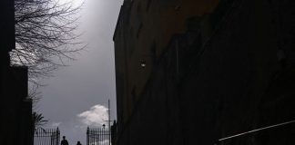 Νότια Ευρώπη: Πώς η στεγαστική κρίση «γονατίζει» τη νεολαία