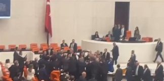 Άγριο ξύλο στην τουρκική Βουλή: Σύρραξη με γροθιές και κλωτσιές μεταξύ βουλευτών