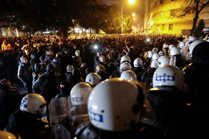 Μεθόδους Μητσοτάκη εφαρμόζει και ο Βούσιτς – Με άγρια επεισόδια διέλυσαν διαδήλωση 1,5 εκ. Σέρβων κατά της διαφθοράς και αδιαφάνειας – (VIDEO)