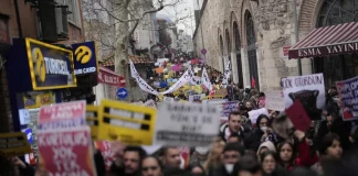 Στα μπαλκόνια με κατσαρόλες οι Τούρκοι, τα βίντεο από την καρδιά της Κωνσταντινούπολης