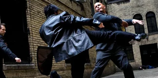 «Μάγκας» στις ΗΠΑ την «πέφτει» σε ηλικιωμένο και αυτός τον ρίχνει knock out με μία γροθιά!-(VIDEO)