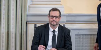 Μαξίμου: Μετά το αυτογκόλ «Δοξιάδη», αναγκαστική κάλυψη στον υφυπουργό Τσάφο για να μην καταγράψει νέα απώλεια