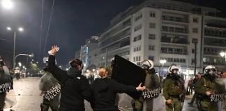 Οργή έξω από τη Βουλή: Τρεις ώρες επεισόδια και σκηνές ωμής αστυνομικής βίας