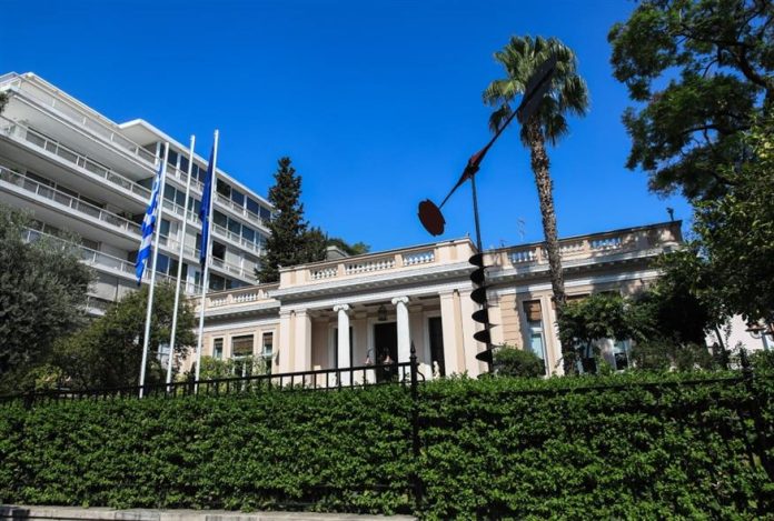 Το «αντάρτικο των αυξήσεων» μέσα στην κυβέρνηση για τους ένστολους και η δυσφορία στο Μαξίμου – Στη ΔΕΘ θα επιχειρήσει να πάρει τη ρεβάνς ο Μητσοτάκης