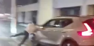 Βίντεο: Καρέ καρέ η στιγμή που άνδρας πέφτει θύμα επίθεσης από… οδηγό SUV σε πεζοδρόμιο έπειτα από άγριο ξυλοδαρμό